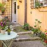 Quiet Trevi Fountain Apartment With Patio And Backyard