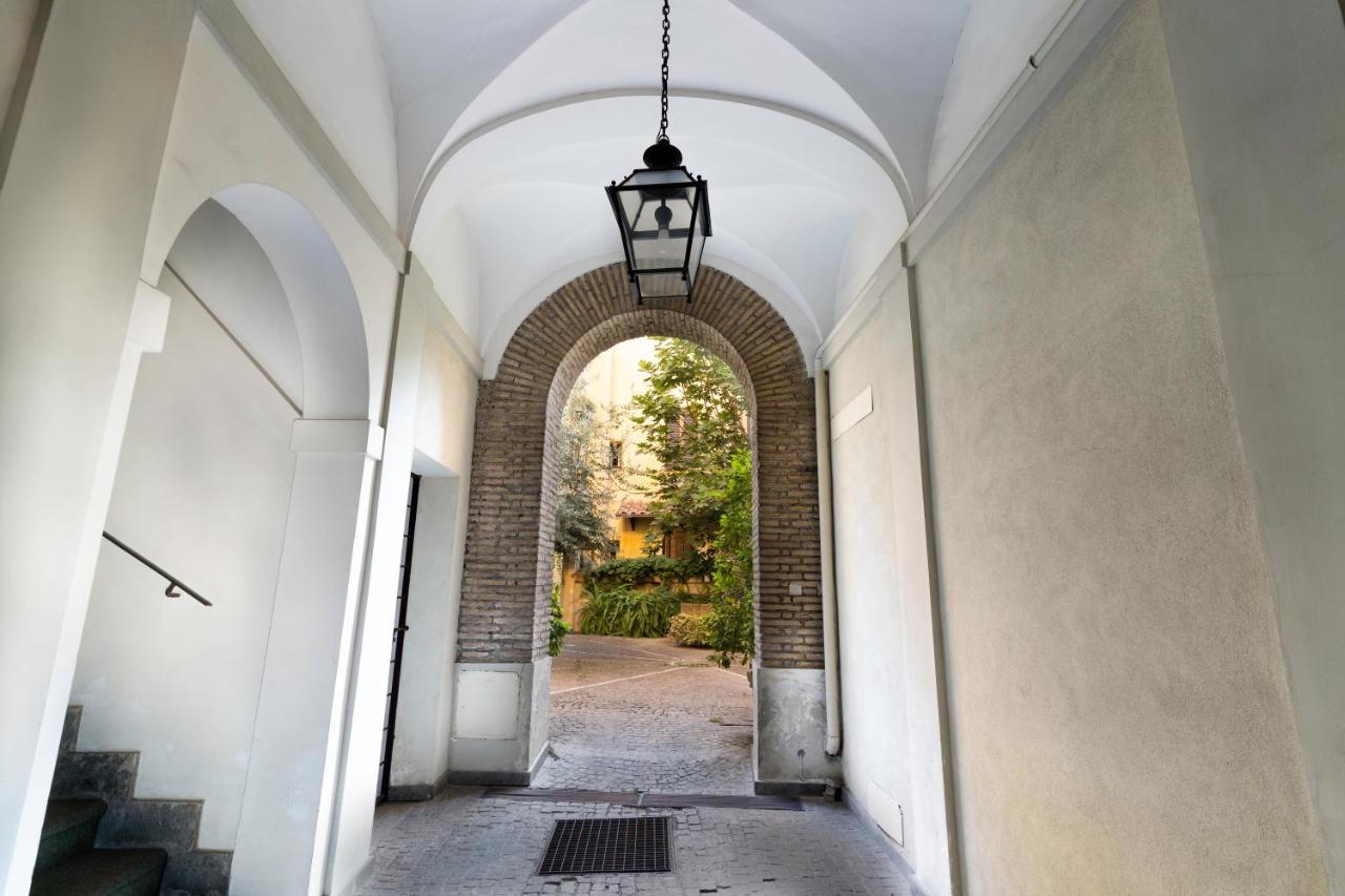 Quiet Trevi Fountain With Patio And Backyard Appartement
