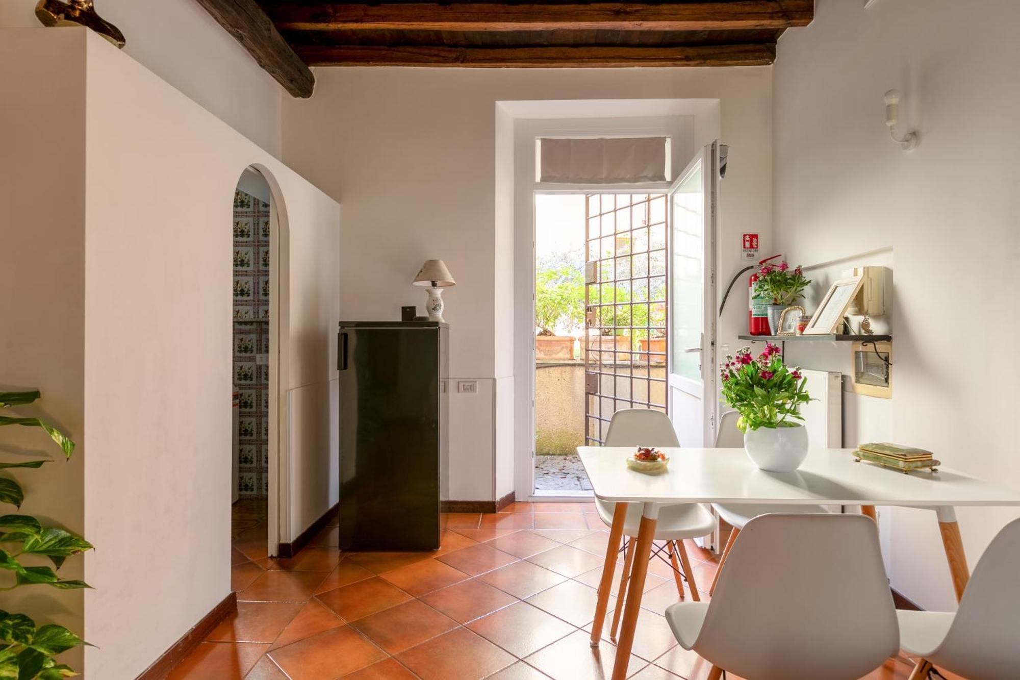 Quiet Trevi Fountain With Patio And Backyard Appartement *