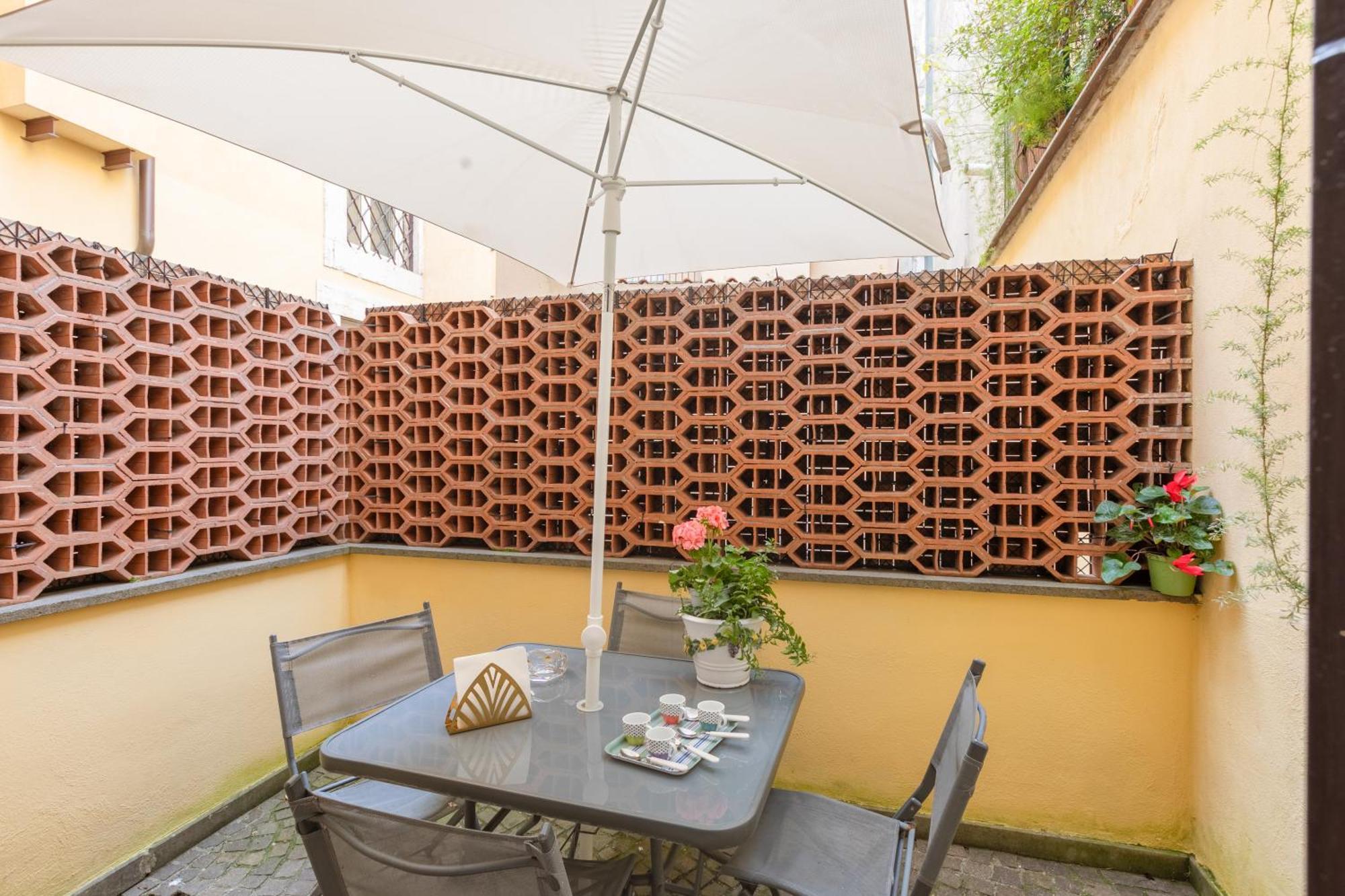 Appartement Quiet Trevi Fountain With Patio And Backyard Rome