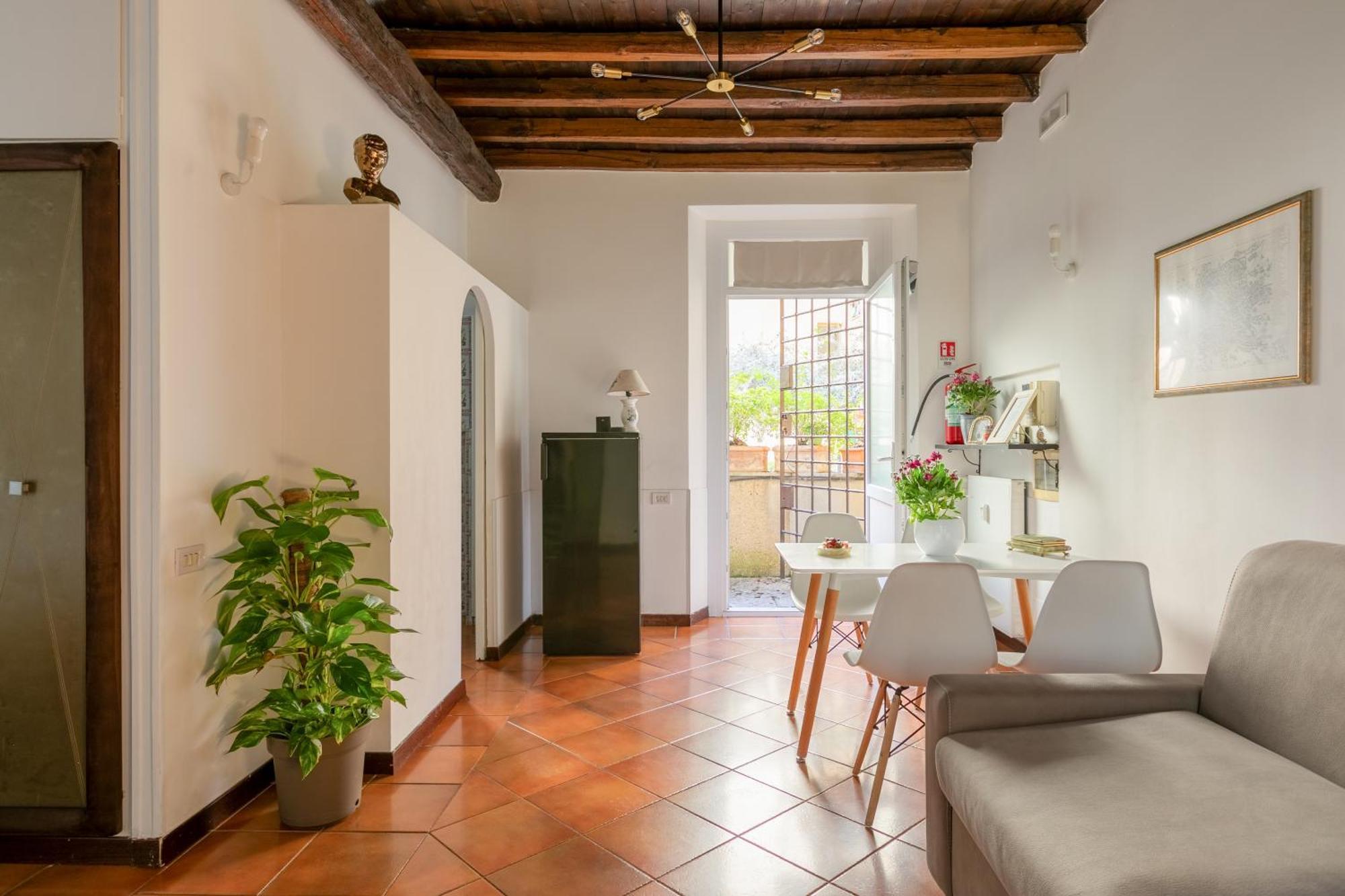 Quiet Trevi Fountain With Patio And Backyard Appartement