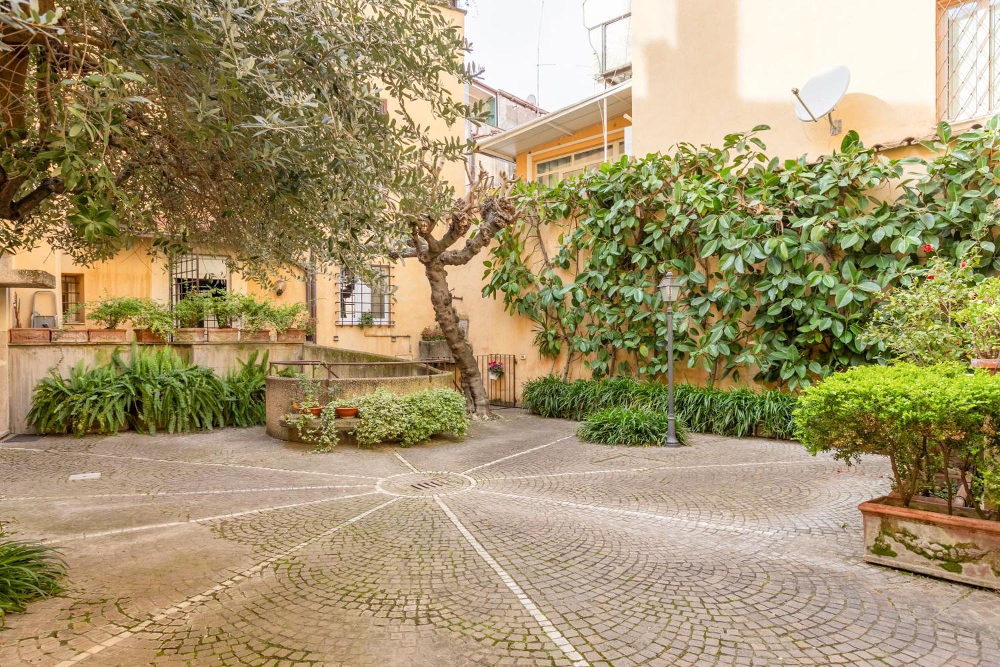 Quiet Trevi Fountain With Patio And Backyard Appartement *